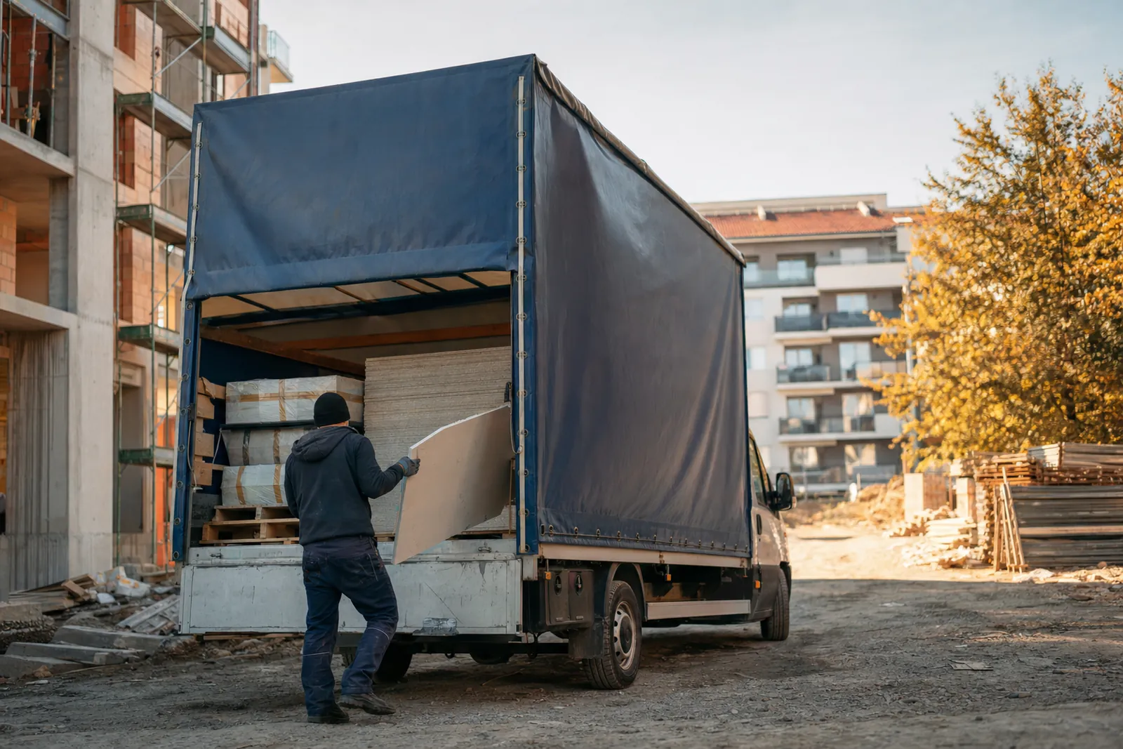 Dubă cu prelată încărcată cu materiale de construcții